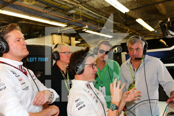 2022-10-22 - PITT Brad, actor, in the Mercedes AMG F1 Team garage with WOLFF Toto (aut), Team Principal & CEO of Mercedes AMG F1 Team, and COOK Tim, CEO of Apple Inc, during the Formula 1 Aramco United States Grand Prix 2022, 19th round of the 2022 FIA Formula One World Championship from October 21 to 23, 2022 on the Circuit of the Americas, in Austin, Texas - F1 - UNITED STATES GRAND PRIX 2022 - FORMULA 1 - MOTORS
