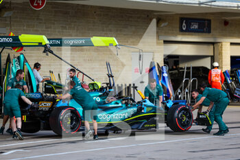 2022-10-22 - 18 STROLL Lance (can), Aston Martin F1 Team AMR22, action pitlane during the Formula 1 Aramco United States Grand Prix 2022, 19th round of the 2022 FIA Formula One World Championship from October 21 to 23, 2022 on the Circuit of the Americas, in Austin, Texas - F1 - UNITED STATES GRAND PRIX 2022 - FORMULA 1 - MOTORS