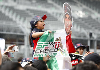 2022-10-27 - crowd, foule, fans of PEREZ Sergio (mex), Red Bull Racing RB18, portrait during the Formula 1 Grand Premio de la Ciudad de Mexico 2022, Mexican Grand Prix 2022, 20th round of the 2022 FIA Formula One World Championship from October 28 to 30, 2022 on the Autodromo Hermanos Rodríguez, in Mexico City, Mexico - F1 - MEXICO CITY GRAND PRIX 2022 - FORMULA 1 - MOTORS