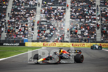 2022-10-28 - 01 VERSTAPPEN Max (nld), Red Bull Racing RB18, action during the Formula 1 Grand Premio de la Ciudad de Mexico 2022, Mexican Grand Prix 2022, 20th round of the 2022 FIA Formula One World Championship from October 28 to 30, 2022 on the Autodromo Hermanos Rodríguez, in Mexico City, Mexico - F1 - MEXICO CITY GRAND PRIX 2022 - FORMULA 1 - MOTORS