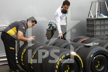 2022-10-28 - Pirelli technician at work on the tyres during the Formula 1 Grand Premio de la Ciudad de Mexico 2022, Mexican Grand Prix 2022, 20th round of the 2022 FIA Formula One World Championship from October 28 to 30, 2022 on the Autodromo Hermanos Rodríguez, in Mexico City, Mexico - F1 - MEXICO CITY GRAND PRIX 2022 - FORMULA 1 - MOTORS