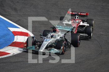 2022-10-29 - 63 RUSSELL George (gbr), Mercedes AMG F1 Team W13, action 77 BOTTAS Valtteri (fin), Alfa Romeo F1 Team ORLEN C42, action during the Formula 1 Grand Premio de la Ciudad de Mexico 2022, Mexican Grand Prix 2022, 20th round of the 2022 FIA Formula One World Championship from October 28 to 30, 2022 on the Autodromo Hermanos Rodríguez, in Mexico City, Mexico - F1 - MEXICO CITY GRAND PRIX 2022 - FORMULA 1 - MOTORS