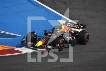 2022-10-29 - 11 PEREZ Sergio (mex), Red Bull Racing RB18, action during the Formula 1 Grand Premio de la Ciudad de Mexico 2022, Mexican Grand Prix 2022, 20th round of the 2022 FIA Formula One World Championship from October 28 to 30, 2022 on the Autodromo Hermanos Rodríguez, in Mexico City, Mexico - F1 - MEXICO CITY GRAND PRIX 2022 - FORMULA 1 - MOTORS