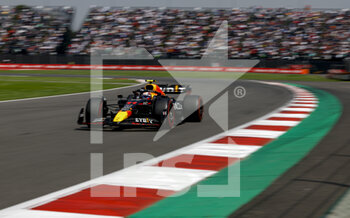 2022-10-29 - 11 PEREZ Sergio (mex), Red Bull Racing RB18, action during the Formula 1 Grand Premio de la Ciudad de Mexico 2022, Mexican Grand Prix 2022, 20th round of the 2022 FIA Formula One World Championship from October 28 to 30, 2022 on the Autodromo Hermanos Rodríguez, in Mexico City, Mexico - F1 - MEXICO CITY GRAND PRIX 2022 - FORMULA 1 - MOTORS