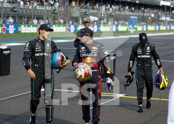 2022-10-29 - VERSTAPPEN Max (ned), Red Bull Racing RB18, portrait RUSSELL George (gbr), Mercedes AMG F1 Team W13, portrait HAMILTON Lewis (gbr), Mercedes AMG F1 Team W13, portrait during the Formula 1 Grand Premio de la Ciudad de Mexico 2022, Mexican Grand Prix 2022, 20th round of the 2022 FIA Formula One World Championship from October 28 to 30, 2022 on the Autodromo Hermanos Rodríguez, in Mexico City, Mexico - F1 - MEXICO CITY GRAND PRIX 2022 - FORMULA 1 - MOTORS
