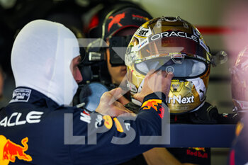 2022-10-29 - VERSTAPPEN Max (ned), Red Bull Racing RB18,with his new helmet during the Formula 1 Grand Premio de la Ciudad de Mexico 2022, Mexican Grand Prix 2022, 20th round of the 2022 FIA Formula One World Championship from October 28 to 30, 2022 on the Autodromo Hermanos Rodríguez, in Mexico City, Mexico - F1 - MEXICO CITY GRAND PRIX 2022 - FORMULA 1 - MOTORS