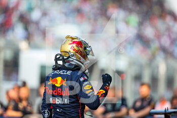 2022-10-29 - VERSTAPPEN Max (ned), Red Bull Racing RB18, portrait pole position during the Formula 1 Grand Premio de la Ciudad de Mexico 2022, Mexican Grand Prix 2022, 20th round of the 2022 FIA Formula One World Championship from October 28 to 30, 2022 on the Autodromo Hermanos Rodríguez, in Mexico City, Mexico - F1 - MEXICO CITY GRAND PRIX 2022 - FORMULA 1 - MOTORS