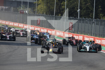 2022-10-30 - start of the race, depart, 01 VERSTAPPEN Max (nld), Red Bull Racing RB18, action 63 RUSSELL George (gbr), Mercedes AMG F1 Team W13, action 44 HAMILTON Lewis (gbr), Mercedes AMG F1 Team W13, action during the Formula 1 Grand Premio de la Ciudad de Mexico 2022, Mexican Grand Prix 2022, 20th round of the 2022 FIA Formula One World Championship from October 28 to 30, 2022 on the Autodromo Hermanos Rodríguez, in Mexico City, Mexico - F1 - MEXICO CITY GRAND PRIX 2022 - RACE - FORMULA 1 - MOTORS