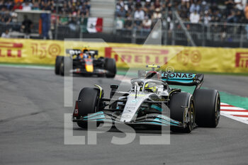 2022-10-30 - 44 HAMILTON Lewis (gbr), Mercedes AMG F1 Team W13, action 11 PEREZ Sergio (mex), Red Bull Racing RB18, action during the Formula 1 Grand Premio de la Ciudad de Mexico 2022, Mexican Grand Prix 2022, 20th round of the 2022 FIA Formula One World Championship from October 28 to 30, 2022 on the Autodromo Hermanos Rodríguez, in Mexico City, Mexico - F1 - MEXICO CITY GRAND PRIX 2022 - RACE - FORMULA 1 - MOTORS