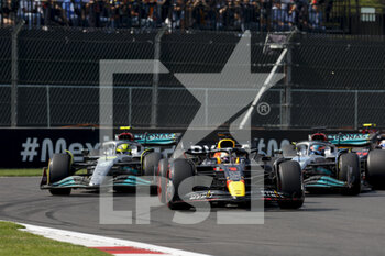2022-10-30 - start of the race, depart, 01 VERSTAPPEN Max (nld), Red Bull Racing RB18, action 44 HAMILTON Lewis (gbr), Mercedes AMG F1 Team W13, action 63 RUSSELL George (gbr), Mercedes AMG F1 Team W13, action during the Formula 1 Grand Premio de la Ciudad de Mexico 2022, Mexican Grand Prix 2022, 20th round of the 2022 FIA Formula One World Championship from October 28 to 30, 2022 on the Autodromo Hermanos Rodríguez, in Mexico City, Mexico - F1 - MEXICO CITY GRAND PRIX 2022 - RACE - FORMULA 1 - MOTORS