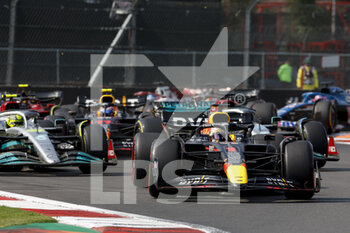 2022-10-30 - start of the race, depart, 01 VERSTAPPEN Max (nld), Red Bull Racing RB18, action 44 HAMILTON Lewis (gbr), Mercedes AMG F1 Team W13, action during the Formula 1 Grand Premio de la Ciudad de Mexico 2022, Mexican Grand Prix 2022, 20th round of the 2022 FIA Formula One World Championship from October 28 to 30, 2022 on the Autodromo Hermanos Rodríguez, in Mexico City, Mexico - F1 - MEXICO CITY GRAND PRIX 2022 - RACE - FORMULA 1 - MOTORS