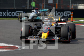 2022-10-30 - 11 PEREZ Sergio (mex), Red Bull Racing RB18, action 63 RUSSELL George (gbr), Mercedes AMG F1 Team W13, action during the Formula 1 Grand Premio de la Ciudad de Mexico 2022, Mexican Grand Prix 2022, 20th round of the 2022 FIA Formula One World Championship from October 28 to 30, 2022 on the Autodromo Hermanos Rodríguez, in Mexico City, Mexico - F1 - MEXICO CITY GRAND PRIX 2022 - RACE - FORMULA 1 - MOTORS