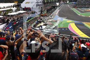 2022-10-30 - 01 VERSTAPPEN Max (nld), Red Bull Racing RB18, action celebrates spectators, fans during the Formula 1 Grand Premio de la Ciudad de Mexico 2022, Mexican Grand Prix 2022, 20th round of the 2022 FIA Formula One World Championship from October 28 to 30, 2022 on the Autodromo Hermanos Rodríguez, in Mexico City, Mexico - F1 - MEXICO CITY GRAND PRIX 2022 - RACE - FORMULA 1 - MOTORS
