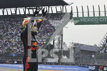 2022-10-30 - VERSTAPPEN Max (ned), Red Bull Racing RB18, portrait celebration victory during the Formula 1 Grand Premio de la Ciudad de Mexico 2022, Mexican Grand Prix 2022, 20th round of the 2022 FIA Formula One World Championship from October 28 to 30, 2022 on the Autodromo Hermanos Rodríguez, in Mexico City, Mexico - F1 - MEXICO CITY GRAND PRIX 2022 - RACE - FORMULA 1 - MOTORS