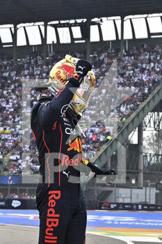 2022-10-30 - VERSTAPPEN Max (ned), Red Bull Racing RB18, portrait celebration victory during the Formula 1 Grand Premio de la Ciudad de Mexico 2022, Mexican Grand Prix 2022, 20th round of the 2022 FIA Formula One World Championship from October 28 to 30, 2022 on the Autodromo Hermanos Rodríguez, in Mexico City, Mexico - F1 - MEXICO CITY GRAND PRIX 2022 - RACE - FORMULA 1 - MOTORS
