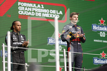 2022-10-30 - VERSTAPPEN Max (ned), Red Bull Racing RB18, portrait HAMILTON Lewis (gbr), Mercedes AMG F1 Team W13, portrait podium during the Formula 1 Grand Premio de la Ciudad de Mexico 2022, Mexican Grand Prix 2022, 20th round of the 2022 FIA Formula One World Championship from October 28 to 30, 2022 on the Autodromo Hermanos Rodríguez, in Mexico City, Mexico - F1 - MEXICO CITY GRAND PRIX 2022 - RACE - FORMULA 1 - MOTORS