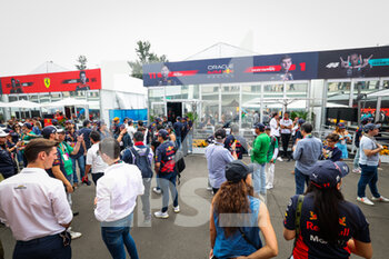 2022-10-30 - Fans in the paddock in front of the Red Bull Racing hospitality during the Formula 1 Grand Premio de la Ciudad de Mexico 2022, Mexican Grand Prix 2022, 20th round of the 2022 FIA Formula One World Championship from October 28 to 30, 2022 on the Autodromo Hermanos Rodríguez, in Mexico City, Mexico - F1 - MEXICO CITY GRAND PRIX 2022 - RACE - FORMULA 1 - MOTORS