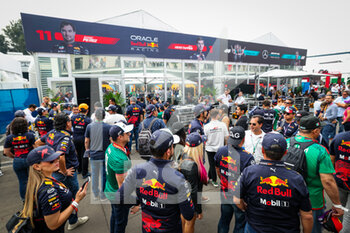 2022-10-30 - Fans in the paddock in front of the Red Bull Racing hospitality during the Formula 1 Grand Premio de la Ciudad de Mexico 2022, Mexican Grand Prix 2022, 20th round of the 2022 FIA Formula One World Championship from October 28 to 30, 2022 on the Autodromo Hermanos Rodríguez, in Mexico City, Mexico - F1 - MEXICO CITY GRAND PRIX 2022 - RACE - FORMULA 1 - MOTORS