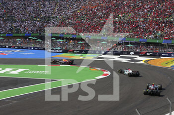 2022-10-30 - 01 VERSTAPPEN Max (nld), Red Bull Racing RB18, action 44 HAMILTON Lewis (gbr), Mercedes AMG F1 Team W13, action 63 RUSSELL George (gbr), Mercedes AMG F1 Team W13, action during the Formula 1 Grand Premio de la Ciudad de Mexico 2022, Mexican Grand Prix 2022, 20th round of the 2022 FIA Formula One World Championship from October 28 to 30, 2022 on the Autodromo Hermanos Rodríguez, in Mexico City, Mexico - F1 - MEXICO CITY GRAND PRIX 2022 - RACE - FORMULA 1 - MOTORS