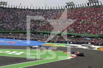 2022-10-30 - 44 HAMILTON Lewis (gbr), Mercedes AMG F1 Team W13, action 11 PEREZ Sergio (mex), Red Bull Racing RB18, action during the Formula 1 Grand Premio de la Ciudad de Mexico 2022, Mexican Grand Prix 2022, 20th round of the 2022 FIA Formula One World Championship from October 28 to 30, 2022 on the Autodromo Hermanos Rodríguez, in Mexico City, Mexico - F1 - MEXICO CITY GRAND PRIX 2022 - RACE - FORMULA 1 - MOTORS