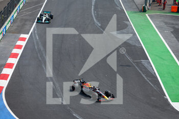 2022-10-30 - 01 VERSTAPPEN Max (nld), Red Bull Racing RB18, 44 HAMILTON Lewis (gbr), Mercedes AMG F1 Team W13, action during the Formula 1 Grand Premio de la Ciudad de Mexico 2022, Mexican Grand Prix 2022, 20th round of the 2022 FIA Formula One World Championship from October 28 to 30, 2022 on the Autodromo Hermanos Rodríguez, in Mexico City, Mexico - F1 - MEXICO CITY GRAND PRIX 2022 - RACE - FORMULA 1 - MOTORS