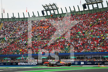 2022-10-30 - 11 PEREZ Sergio (mex), Red Bull Racing RB18, action during the Formula 1 Grand Premio de la Ciudad de Mexico 2022, Mexican Grand Prix 2022, 20th round of the 2022 FIA Formula One World Championship from October 28 to 30, 2022 on the Autodromo Hermanos Rodríguez, in Mexico City, Mexico - F1 - MEXICO CITY GRAND PRIX 2022 - RACE - FORMULA 1 - MOTORS