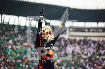 2022-10-30 - VERSTAPPEN Max (ned), Red Bull Racing RB18, portrait celebrating victory during the Formula 1 Grand Premio de la Ciudad de Mexico 2022, Mexican Grand Prix 2022, 20th round of the 2022 FIA Formula One World Championship from October 28 to 30, 2022 on the Autodromo Hermanos Rodríguez, in Mexico City, Mexico - F1 - MEXICO CITY GRAND PRIX 2022 - RACE - FORMULA 1 - MOTORS