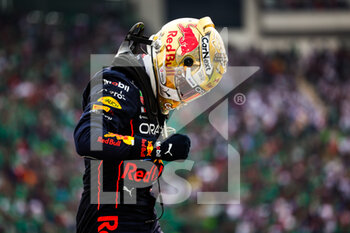 2022-10-30 - VERSTAPPEN Max (ned), Red Bull Racing RB18, celebrating victory during the Formula 1 Grand Premio de la Ciudad de Mexico 2022, Mexican Grand Prix 2022, 20th round of the 2022 FIA Formula One World Championship from October 28 to 30, 2022 on the Autodromo Hermanos Rodríguez, in Mexico City, Mexico - F1 - MEXICO CITY GRAND PRIX 2022 - RACE - FORMULA 1 - MOTORS