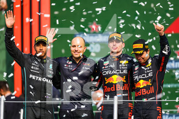 2022-10-30 - HAMILTON Lewis (gbr), Mercedes AMG F1 Team W13, LAMBIASE GianPiero, VERSTAPPEN Max (ned), Red Bull Racing RB18, PEREZ Sergio (mex), Red Bull Racing RB18, portrait podium during the Formula 1 Grand Premio de la Ciudad de Mexico 2022, Mexican Grand Prix 2022, 20th round of the 2022 FIA Formula One World Championship from October 28 to 30, 2022 on the Autodromo Hermanos Rodríguez, in Mexico City, Mexico - F1 - MEXICO CITY GRAND PRIX 2022 - RACE - FORMULA 1 - MOTORS