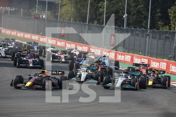 2022-10-31 - start of the race, depart, 01 VERSTAPPEN Max (nld), Red Bull Racing RB18, action 63 RUSSELL George (gbr), Mercedes AMG F1 Team W13, action 44 HAMILTON Lewis (gbr), Mercedes AMG F1 Team W13, action 11 PEREZ Sergio (mex), Red Bull Racing RB18, action during the Formula 1 Grand Premio de la Ciudad de Mexico 2022, Mexican Grand Prix 2022, 20th round of the 2022 FIA Formula One World Championship from October 28 to 30, 2022 on the Autodromo Hermanos Rodríguez, in Mexico City, Mexico - F1 - MEXICO CITY GRAND PRIX 2022 - RACE - FORMULA 1 - MOTORS