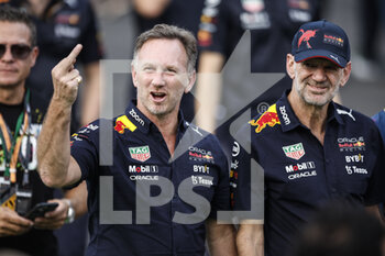 2022-10-31 - HORNER Christian (gbr), Team Principal of Red Bull Racing, portrait joking with team mebers mechanic, mecanicien NEWEY Adrian (gbr), Chief Technical Officer of Red Bull Racing, portrait during the Formula 1 Grand Premio de la Ciudad de Mexico 2022, Mexican Grand Prix 2022, 20th round of the 2022 FIA Formula One World Championship from October 28 to 30, 2022 on the Autodromo Hermanos Rodríguez, in Mexico City, Mexico - F1 - MEXICO CITY GRAND PRIX 2022 - RACE - FORMULA 1 - MOTORS