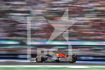 2022-10-31 - 11 PEREZ Sergio (mex), Red Bull Racing RB18, action during the Formula 1 Grand Premio de la Ciudad de Mexico 2022, Mexican Grand Prix 2022, 20th round of the 2022 FIA Formula One World Championship from October 28 to 30, 2022 on the Autodromo Hermanos Rodríguez, in Mexico City, Mexico - F1 - MEXICO CITY GRAND PRIX 2022 - RACE - FORMULA 1 - MOTORS