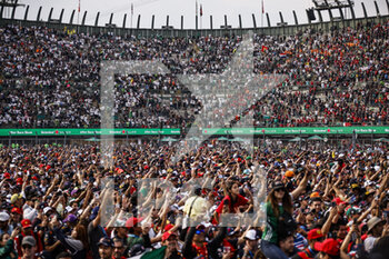 2022-10-31 - spectators, fans podium during the Formula 1 Grand Premio de la Ciudad de Mexico 2022, Mexican Grand Prix 2022, 20th round of the 2022 FIA Formula One World Championship from October 28 to 30, 2022 on the Autodromo Hermanos Rodríguez, in Mexico City, Mexico - F1 - MEXICO CITY GRAND PRIX 2022 - RACE - FORMULA 1 - MOTORS