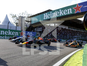 12/11/2022 - Start of the sprint race: 01 VERSTAPPEN Max (nld), Red Bull Racing RB18, 63 RUSSELL George (gbr), Mercedes AMG F1 Team W13, 04 NORRIS Lando (gbr), McLaren F1 Team MCL36, action during the Formula 1 Heineken Grande Premio de São Paulo 2022, Sao Paulo Grand Prix Grand Prix 2022, 21st round of the 2022 FIA Formula One World Championship from November 11 to 13, 2022 on the Interlagos Circuit, in Sao Paulo, Brazil - F1 - SAO PAULO GRAND PRIX 2022 - FORMULA 1 - MOTORI