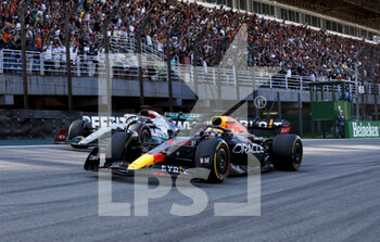 12/11/2022 - 01 VERSTAPPEN Max (nld), Red Bull Racing RB18, 63 RUSSELL George (gbr), Mercedes AMG F1 Team W13, action during the Formula 1 Heineken Grande Premio de São Paulo 2022, Sao Paulo Grand Prix Grand Prix 2022, 21st round of the 2022 FIA Formula One World Championship from November 11 to 13, 2022 on the Interlagos Circuit, in Sao Paulo, Brazil - F1 - SAO PAULO GRAND PRIX 2022 - FORMULA 1 - MOTORI