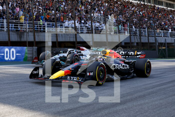 12/11/2022 - 01 VERSTAPPEN Max (nld), Red Bull Racing RB18, 63 RUSSELL George (gbr), Mercedes AMG F1 Team W13, action during the Formula 1 Heineken Grande Premio de São Paulo 2022, Sao Paulo Grand Prix Grand Prix 2022, 21st round of the 2022 FIA Formula One World Championship from November 11 to 13, 2022 on the Interlagos Circuit, in Sao Paulo, Brazil - F1 - SAO PAULO GRAND PRIX 2022 - FORMULA 1 - MOTORI