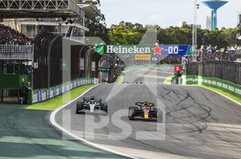 2022-11-12 - 01 VERSTAPPEN Max (nld), Red Bull Racing RB18, action with 63 RUSSELL George (gbr), Mercedes AMG F1 Team W13 during the Formula 1 Heineken Grande Premio de São Paulo 2022, Sao Paulo Grand Prix Grand Prix 2022, 21st round of the 2022 FIA Formula One World Championship from November 11 to 13, 2022 on the Interlagos Circuit, in Sao Paulo, Brazil - F1 - SAO PAULO GRAND PRIX 2022 - FORMULA 1 - MOTORS
