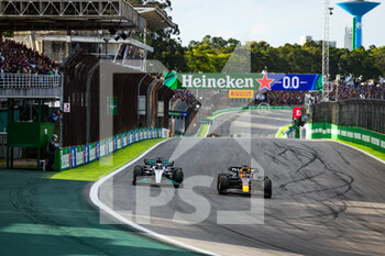 2022-11-12 - 63 RUSSELL George (gbr), Mercedes AMG F1 Team W13, 01 VERSTAPPEN Max (nld), Red Bull Racing RB18, action during the Formula 1 Heineken Grande Premio de São Paulo 2022, Sao Paulo Grand Prix Grand Prix 2022, 21st round of the 2022 FIA Formula One World Championship from November 11 to 13, 2022 on the Interlagos Circuit, in Sao Paulo, Brazil - F1 - SAO PAULO GRAND PRIX 2022 - FORMULA 1 - MOTORS