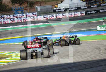 2022-11-12 - 01 VERSTAPPEN Max (nld), Red Bull Racing RB18, action with 55 SAINZ Carlos (spa), Scuderia Ferrari F1-75, action, overtaking and contact during the Formula 1 Heineken Grande Premio de São Paulo 2022, Sao Paulo Grand Prix Grand Prix 2022, 21st round of the 2022 FIA Formula One World Championship from November 11 to 13, 2022 on the Interlagos Circuit, in Sao Paulo, Brazil - F1 - SAO PAULO GRAND PRIX 2022 - FORMULA 1 - MOTORS