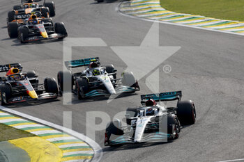 13/11/2022 - 63 RUSSELL George (gbr), Mercedes AMG F1 Team W13, action 44 HAMILTON Lewis (gbr), Mercedes AMG F1 Team W13, action 01 VERSTAPPEN Max (nld), Red Bull Racing RB18, action during the Formula 1 Heineken Grande Premio de São Paulo 2022, Sao Paulo Grand Prix Grand Prix 2022, 21st round of the 2022 FIA Formula One World Championship from November 11 to 13, 2022 on the Interlagos Circuit, in Sao Paulo, Brazil - F1 - SAO PAULO GRAND PRIX 2022 - RACE - FORMULA 1 - MOTORI