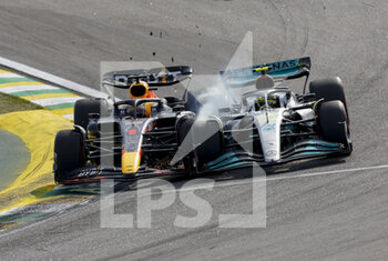 13/11/2022 - 01 VERSTAPPEN Max (nld), Red Bull Racing RB18, action 44 HAMILTON Lewis (gbr), Mercedes AMG F1 Team W13, action contact during the Formula 1 Heineken Grande Premio de São Paulo 2022, Sao Paulo Grand Prix Grand Prix 2022, 21st round of the 2022 FIA Formula One World Championship from November 11 to 13, 2022 on the Interlagos Circuit, in Sao Paulo, Brazil - F1 - SAO PAULO GRAND PRIX 2022 - RACE - FORMULA 1 - MOTORI