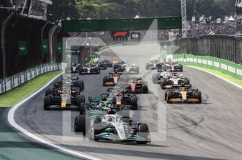 13/11/2022 - Start race 63 RUSSELL George (gbr), Mercedes AMG F1 Team W13, action 44 HAMILTON Lewis (gbr), Mercedes AMG F1 Team W13, action 01 VERSTAPPEN Max (nld), Red Bull Racing RB18, action 11 PEREZ Sergio (mex), Red Bull Racing RB18, action during the Formula 1 Heineken Grande Premio de São Paulo 2022, Sao Paulo Grand Prix Grand Prix 2022, 21st round of the 2022 FIA Formula One World Championship from November 11 to 13, 2022 on the Interlagos Circuit, in Sao Paulo, Brazil - F1 - SAO PAULO GRAND PRIX 2022 - RACE - FORMULA 1 - MOTORI