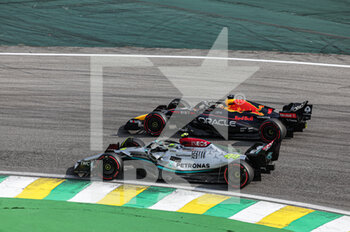 13/11/2022 - 44 HAMILTON Lewis (gbr), Mercedes AMG F1 Team W13, action 01 VERSTAPPEN Max (nld), Red Bull Racing RB18, action during the Formula 1 Heineken Grande Premio de São Paulo 2022, Sao Paulo Grand Prix Grand Prix 2022, 21st round of the 2022 FIA Formula One World Championship from November 11 to 13, 2022 on the Interlagos Circuit, in Sao Paulo, Brazil - F1 - SAO PAULO GRAND PRIX 2022 - RACE - FORMULA 1 - MOTORI