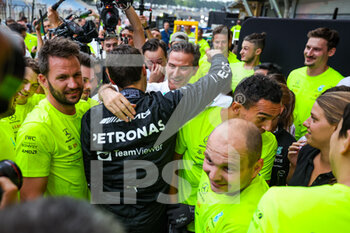 2022-11-13 - RUSSELL George (gbr), Mercedes AMG F1 Team W13, portrait celebrating victory with the team during the Formula 1 Heineken Grande Premio de São Paulo 2022, Sao Paulo Grand Prix Grand Prix 2022, 21st round of the 2022 FIA Formula One World Championship from November 11 to 13, 2022 on the Interlagos Circuit, in Sao Paulo, Brazil - F1 - SAO PAULO GRAND PRIX 2022 - RACE - FORMULA 1 - MOTORS