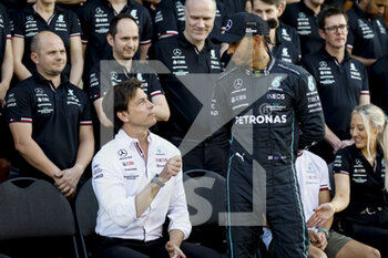 17/11/2022 - WOLFF Toto (aut), Team Principal & CEO of Mercedes AMG F1 Team, HAMILTON Lewis (gbr), Mercedes AMG F1 Team W13, portrait during the Formula 1 Etihad Airways Abu Dhabi Grand Prix 2022, 22nd round of the 2022 FIA Formula One World Championship from November 18 to 20, 2022 on the Yas Marina Circuit, in Yas Island, Abu Dhabi - F1 - ABU DHABI GRAND PRIX 2022 - FORMULA 1 - MOTORI