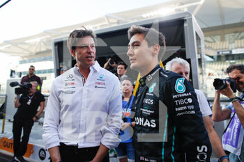 17/11/2022 - WOLFF Toto (aut), Team Principal & CEO of Mercedes AMG F1 Team, RUSSELL George (gbr), Mercedes AMG F1 Team W13, portrait during the Formula 1 Etihad Airways Abu Dhabi Grand Prix 2022, 22nd round of the 2022 FIA Formula One World Championship from November 18 to 20, 2022 on the Yas Marina Circuit, in Yas Island, Abu Dhabi - F1 - ABU DHABI GRAND PRIX 2022 - FORMULA 1 - MOTORI