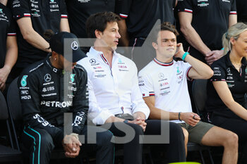 17/11/2022 - WOLFF Toto (aut), Team Principal & CEO of Mercedes AMG F1 Team, DE VRIES Nyck (ned), Reserve Driver of Mercedes AMG F1 Team, HAMILTON Lewis (gbr), Mercedes AMG F1 Team W13, portrait during the Formula 1 Etihad Airways Abu Dhabi Grand Prix 2022, 22nd round of the 2022 FIA Formula One World Championship from November 18 to 20, 2022 on the Yas Marina Circuit, in Yas Island, Abu Dhabi - F1 - ABU DHABI GRAND PRIX 2022 - FORMULA 1 - MOTORI