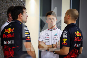 17/11/2022 - DE VRIES Nyck (ned), Reserve Driver of Mercedes AMG F1 Team, with Red Bull Racing engineers during the Formula 1 Etihad Airways Abu Dhabi Grand Prix 2022, 22nd round of the 2022 FIA Formula One World Championship from November 18 to 20, 2022 on the Yas Marina Circuit, in Yas Island, Abu Dhabi - F1 - ABU DHABI GRAND PRIX 2022 - FORMULA 1 - MOTORI