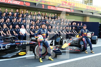 18/11/2022 - Team picture Red Bull Racing Honda RB18, PEREZ Sergio (mex), Red Bull Racing RB18, VERSTAPPEN Max (ned), Red Bull Racing RB18, portrait during the Formula 1 Etihad Airways Abu Dhabi Grand Prix 2022, 22nd round of the 2022 FIA Formula One World Championship from November 18 to 20, 2022 on the Yas Marina Circuit, in Yas Island, Abu Dhabi - F1 - ABU DHABI GRAND PRIX 2022 - FORMULA 1 - MOTORI