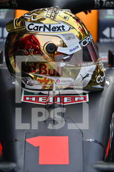 18/11/2022 - helmet, casque, VERSTAPPEN Max (ned), Red Bull Racing RB18, portrait during the Formula 1 Etihad Airways Abu Dhabi Grand Prix 2022, 22nd round of the 2022 FIA Formula One World Championship from November 18 to 20, 2022 on the Yas Marina Circuit, in Yas Island, Abu Dhabi - F1 - ABU DHABI GRAND PRIX 2022 - FORMULA 1 - MOTORI